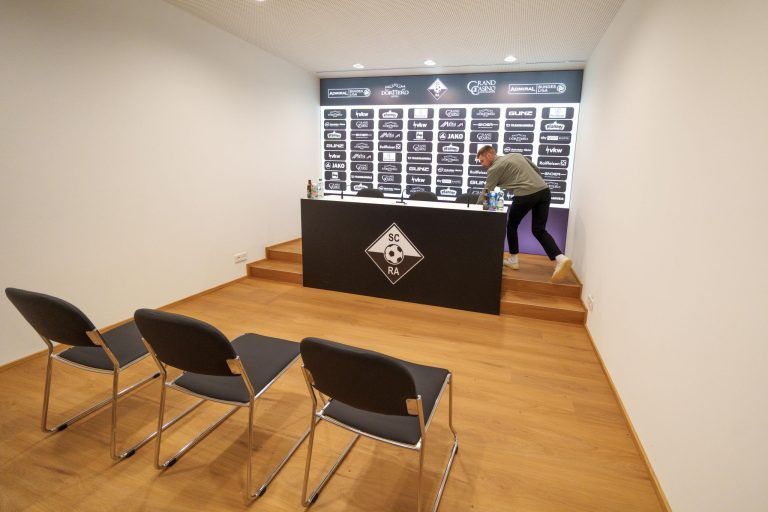 Warum das Logo in der neuen SCRA-Kabine an der Decke ist