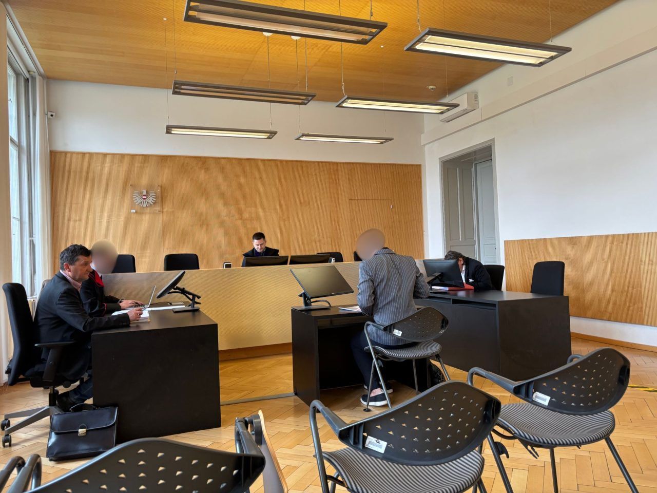 Falscher Vertrag, verschwundene Handys, gefälschte Pässe: Zweiter Termin in Betrugsprozess