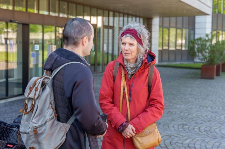 Kraftwerksgegner mit Protest vor dem Landhaus