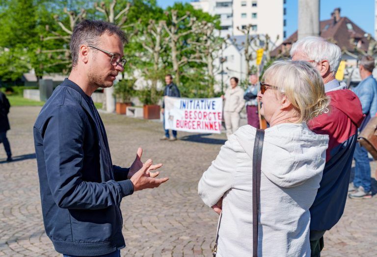 Kraftwerksgegner mit Protest vor dem Landhaus
