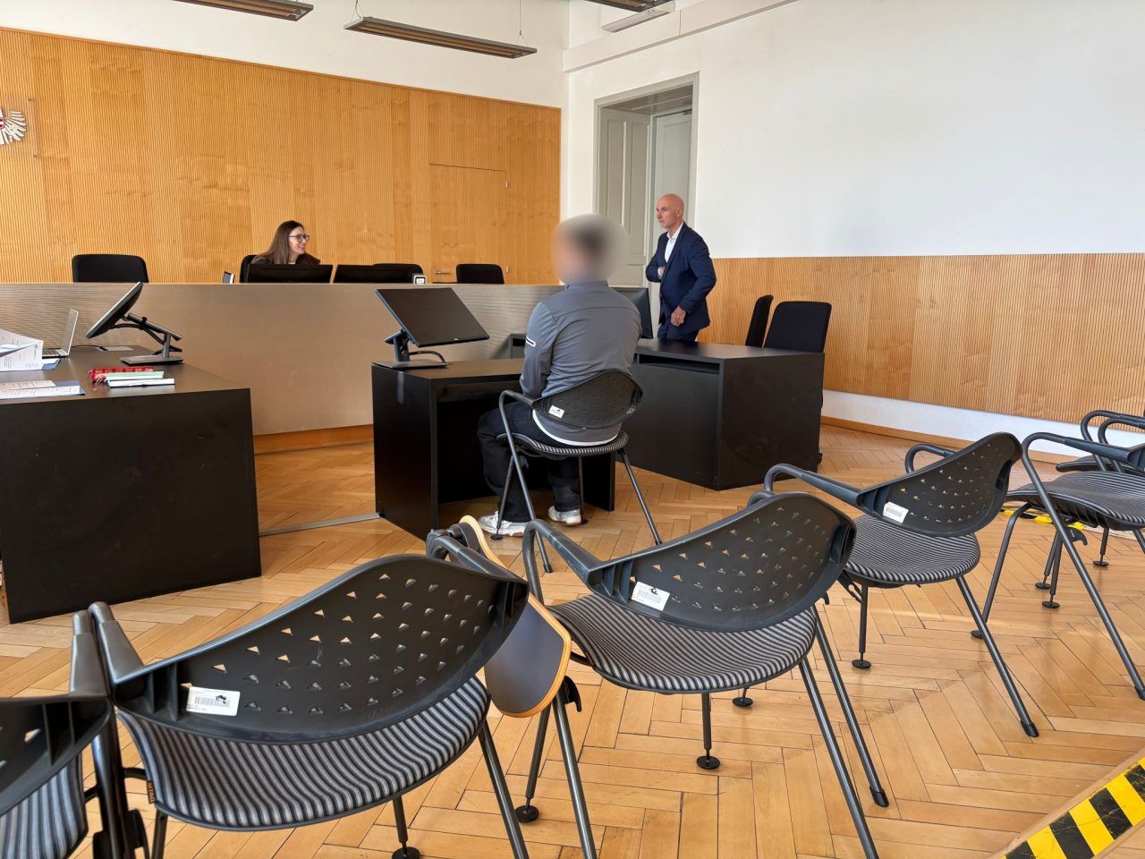 Nötigung nach Trennung: Junger Mann will vor Gericht eigene Worte nicht mehr hören