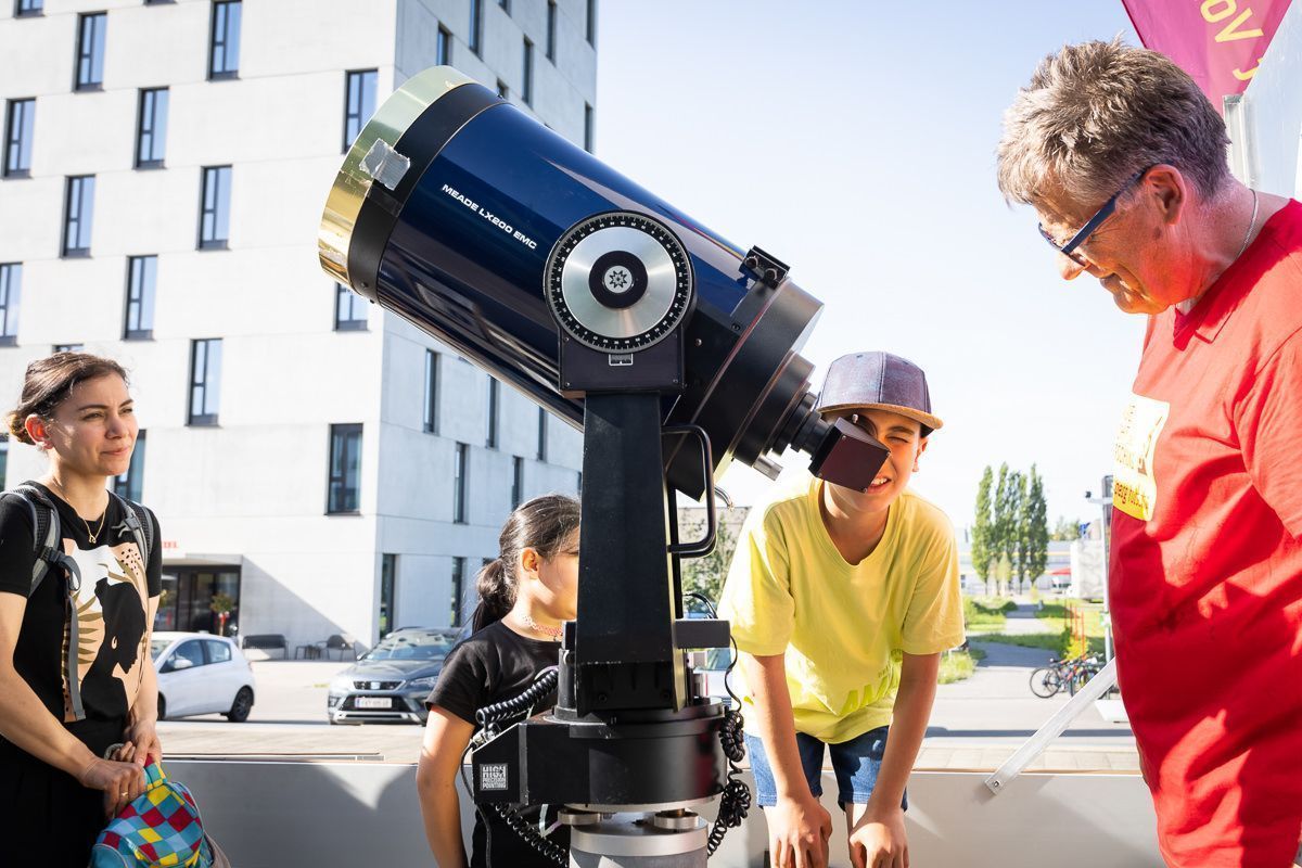 Mit einem Spiegelteleskop den Weltraum erforschen