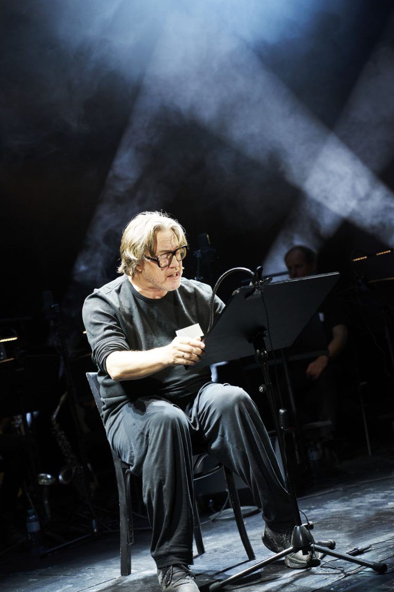 Zwischen Tirade und Trauermarsch: Franui und Nicholas Ofczarek bringen „Holzfällen“ nach Bregenz