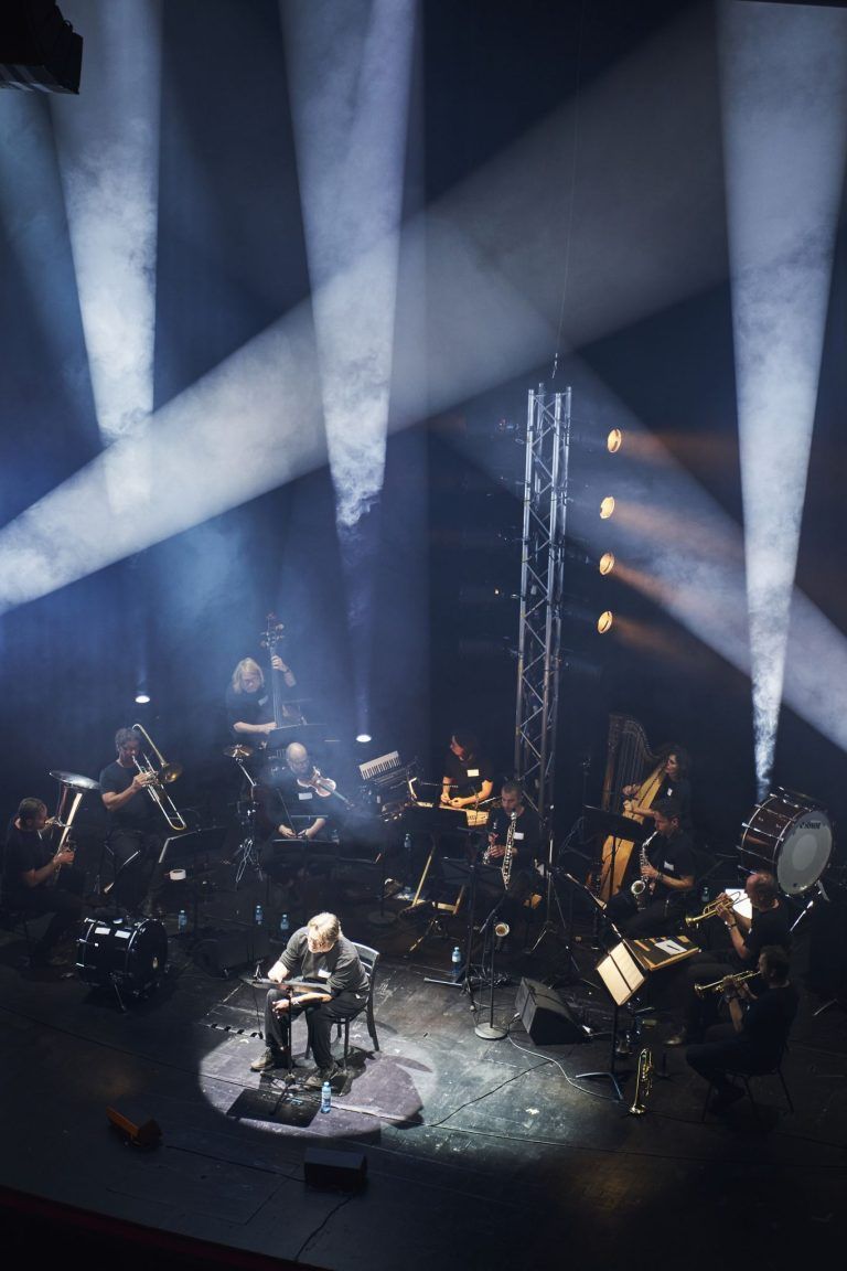 Zwischen Tirade und Trauermarsch: Franui und Nicholas Ofczarek bringen „Holzfällen“ nach Bregenz