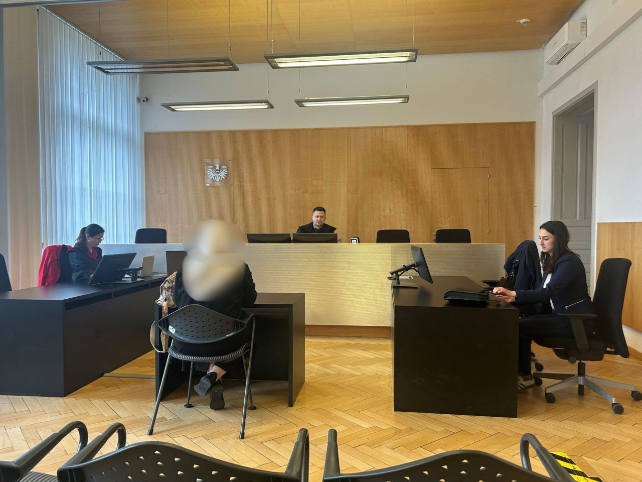 Frau kratzte und bedrohte ihren Ehemann: Geldbuße