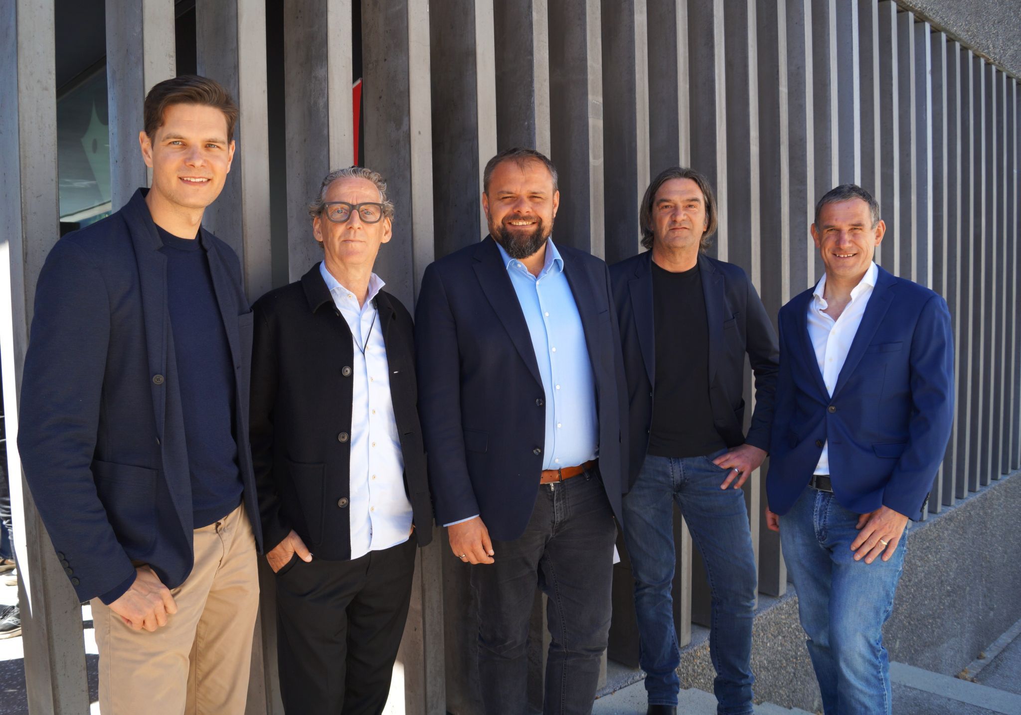 Bürgermeister Markus Fäßler mit dem Architektenteam Oliver King, Anton Nachbaur und Projektleiter Martin Ladinger (re)