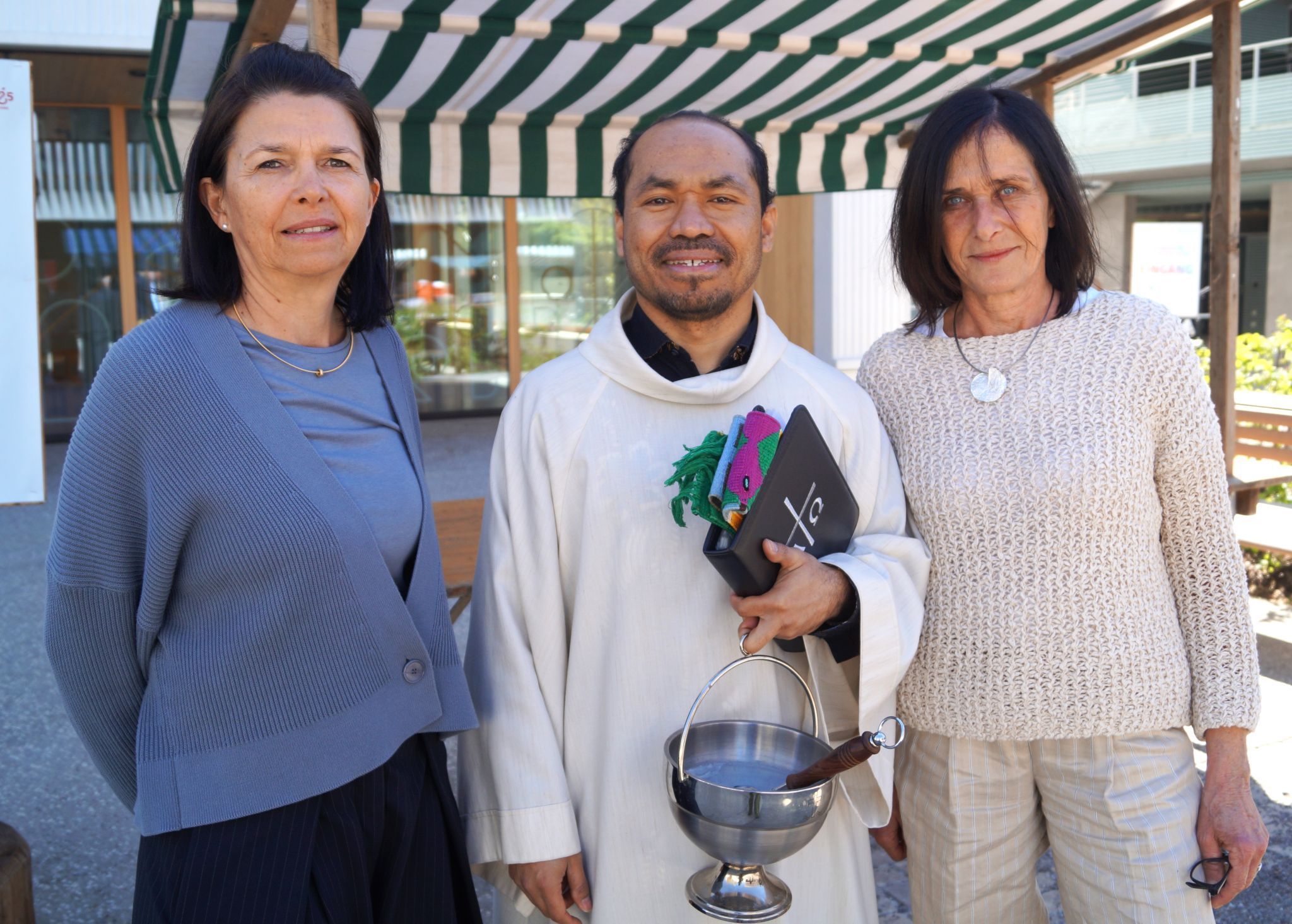 Renate Schmidinger (Sekretariat Bürgermeister), Pater Saver Susanto und Gaby Mathis (Sekretariat Stadtamtsdirektor)