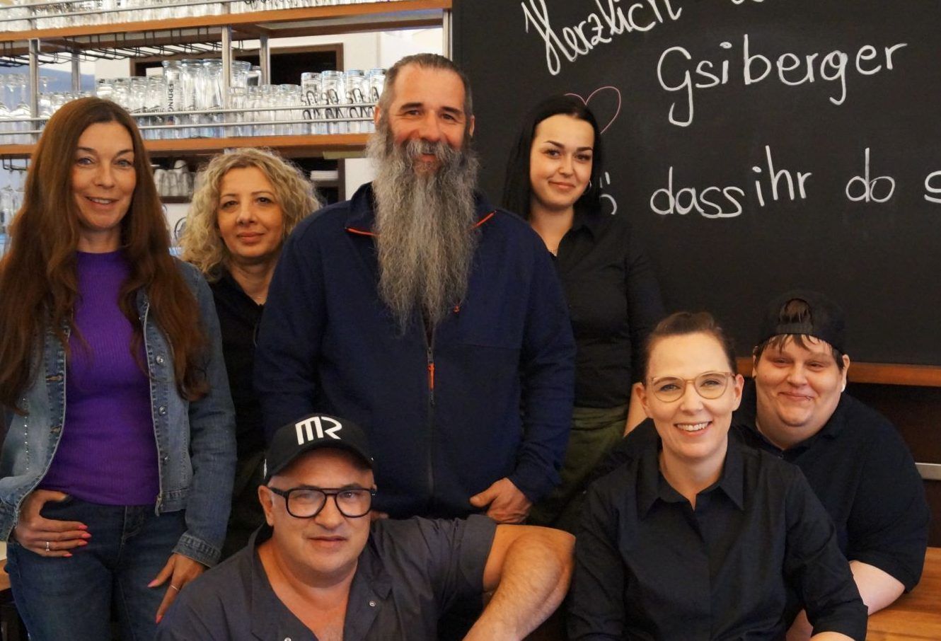 Carmen, Miza, Markus Prietl und Sophia (oben) und Geschäftsführer Alex, Stefanie und Simone (unten)