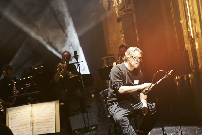 (2) HOLZFÄLLEN (Bühnenfoto), Musicbanda Franui und Nicholas Ofczarek