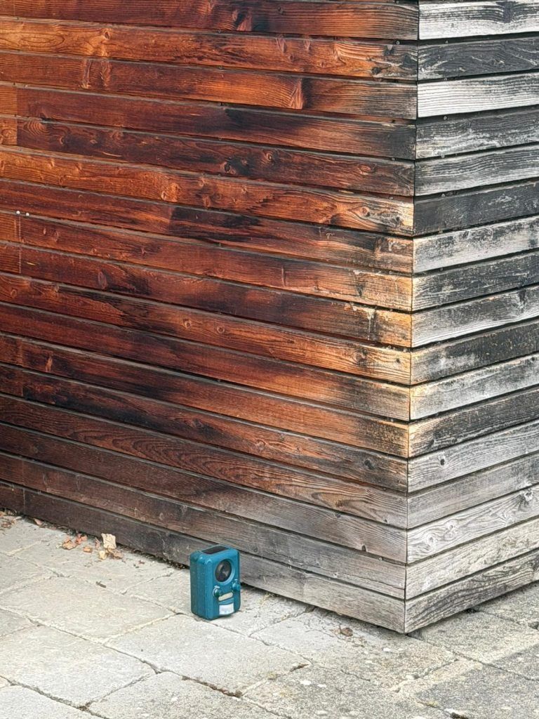 Holzfassade, Klage, Katze kratzt