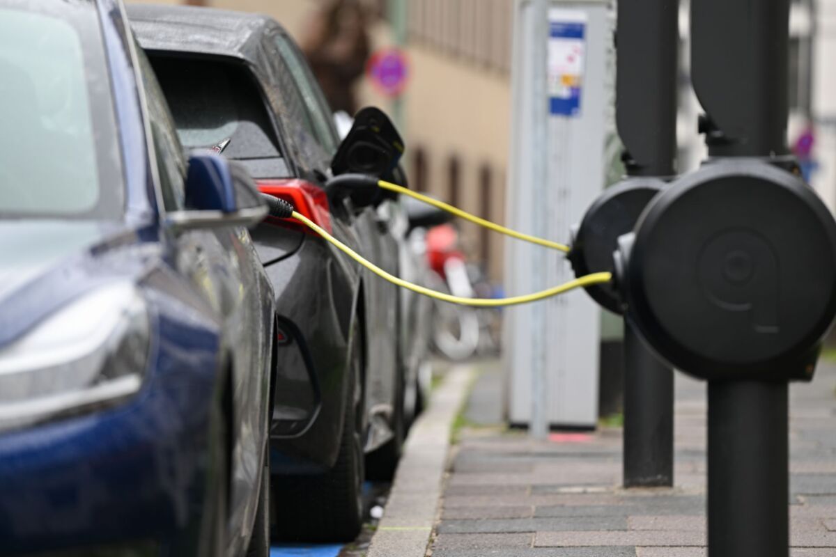 IEA: Hohes Ölpreisniveau kann globalen E-Auto-Boom antreiben