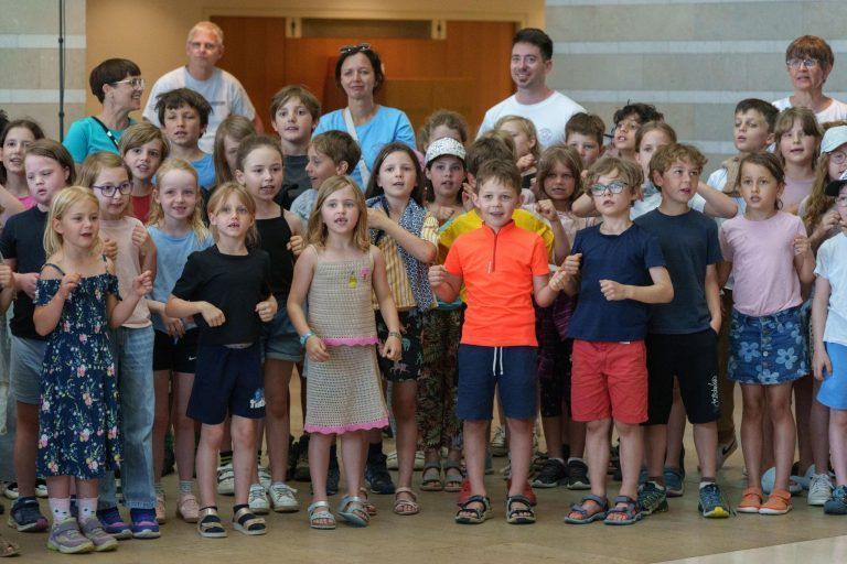 500 Kinder übernehmen das Landhaus – und bringen es zum Singen