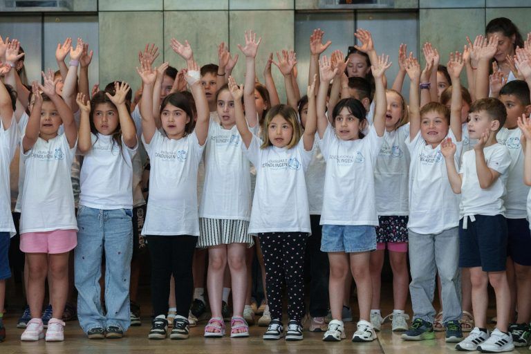 500 Kinder übernehmen das Landhaus – und bringen es zum Singen