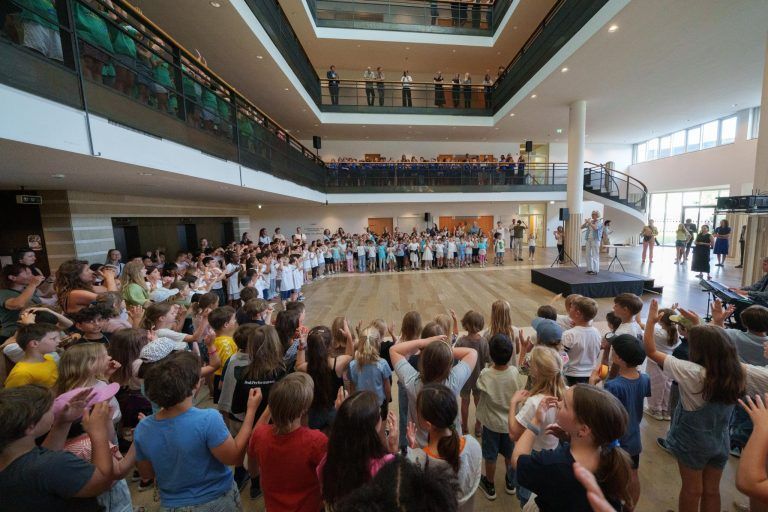 500 Kinder übernehmen das Landhaus – und bringen es zum Singen