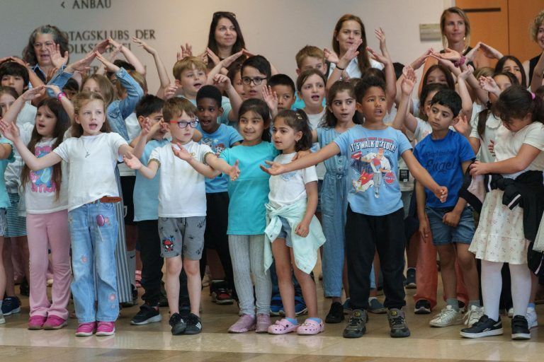 500 Kinder übernehmen das Landhaus – und bringen es zum Singen