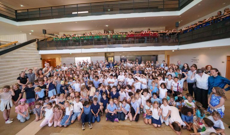 500 Kinder übernehmen das Landhaus – und bringen es zum Singen