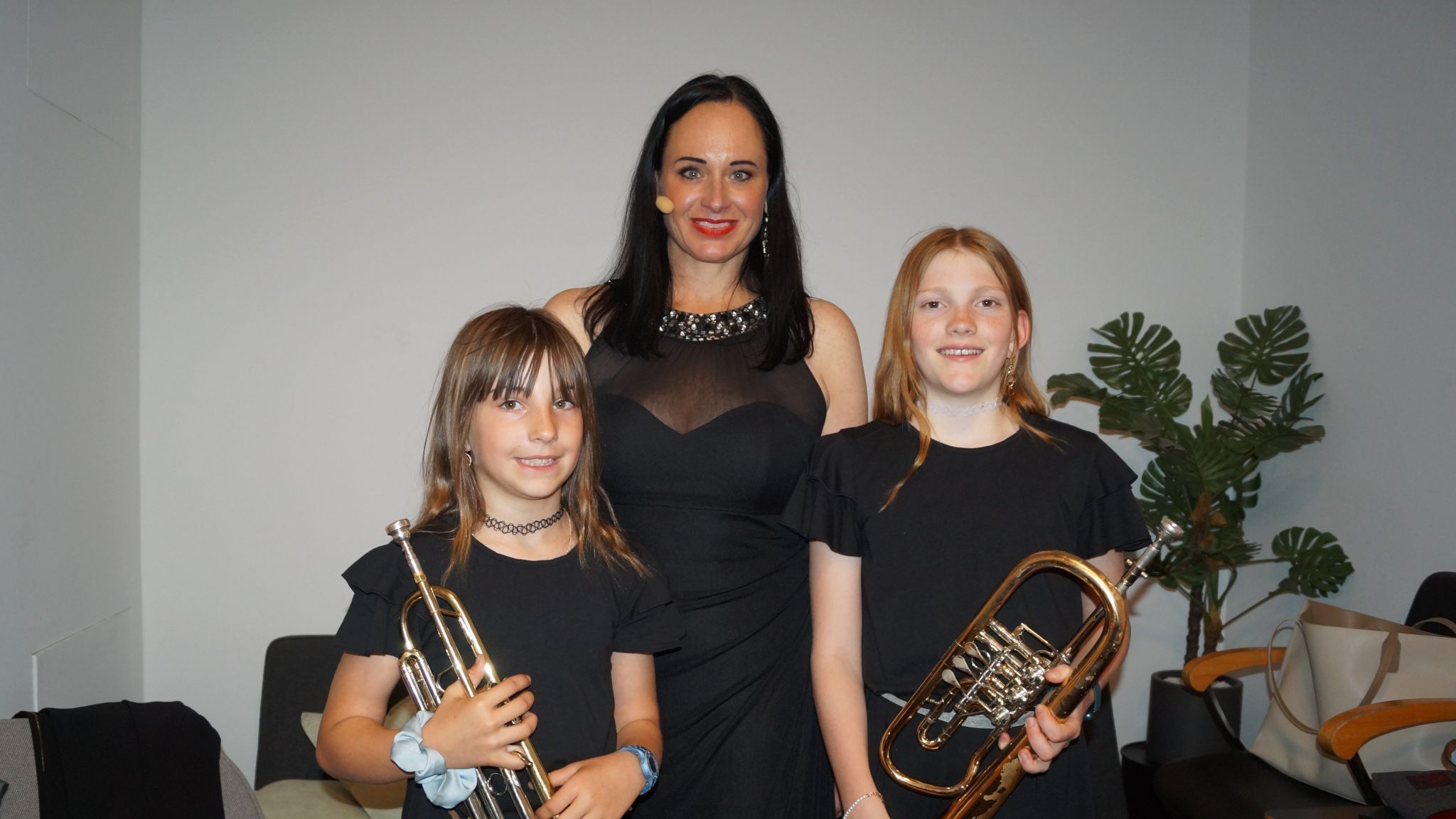 Musikschuldirektorin Bettina Wechselberger mit Madeleine und Paula Sinz