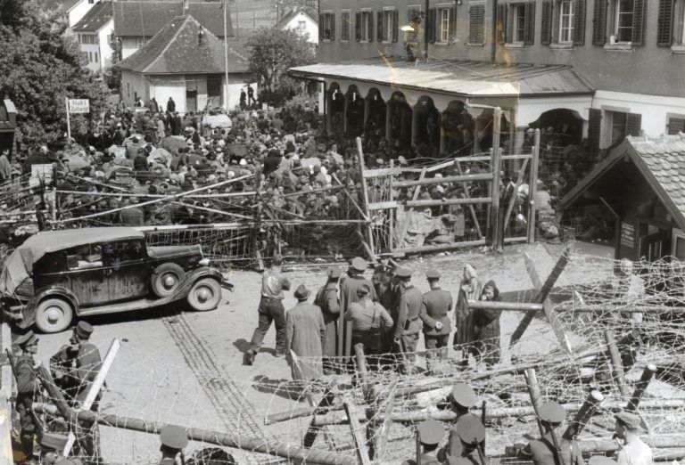 Flüchtlingsandrang an der Grenze in Schaanwald, 3. Mai 1945.