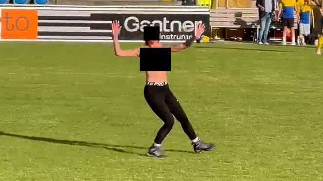 Flitzerin beim Fußballspiel: Aufregung um Szene in Schruns