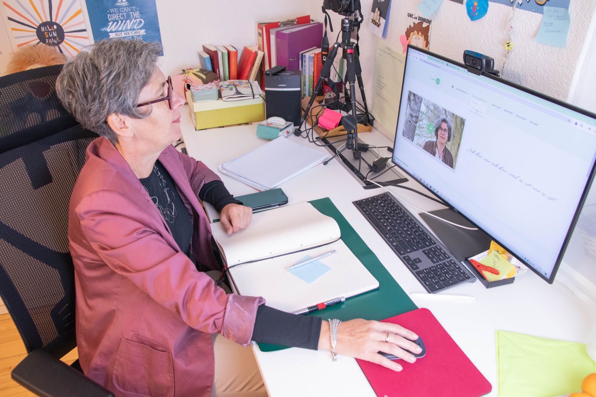 Auch über den Computer kann sie Nähe und Empathie herstellen.
