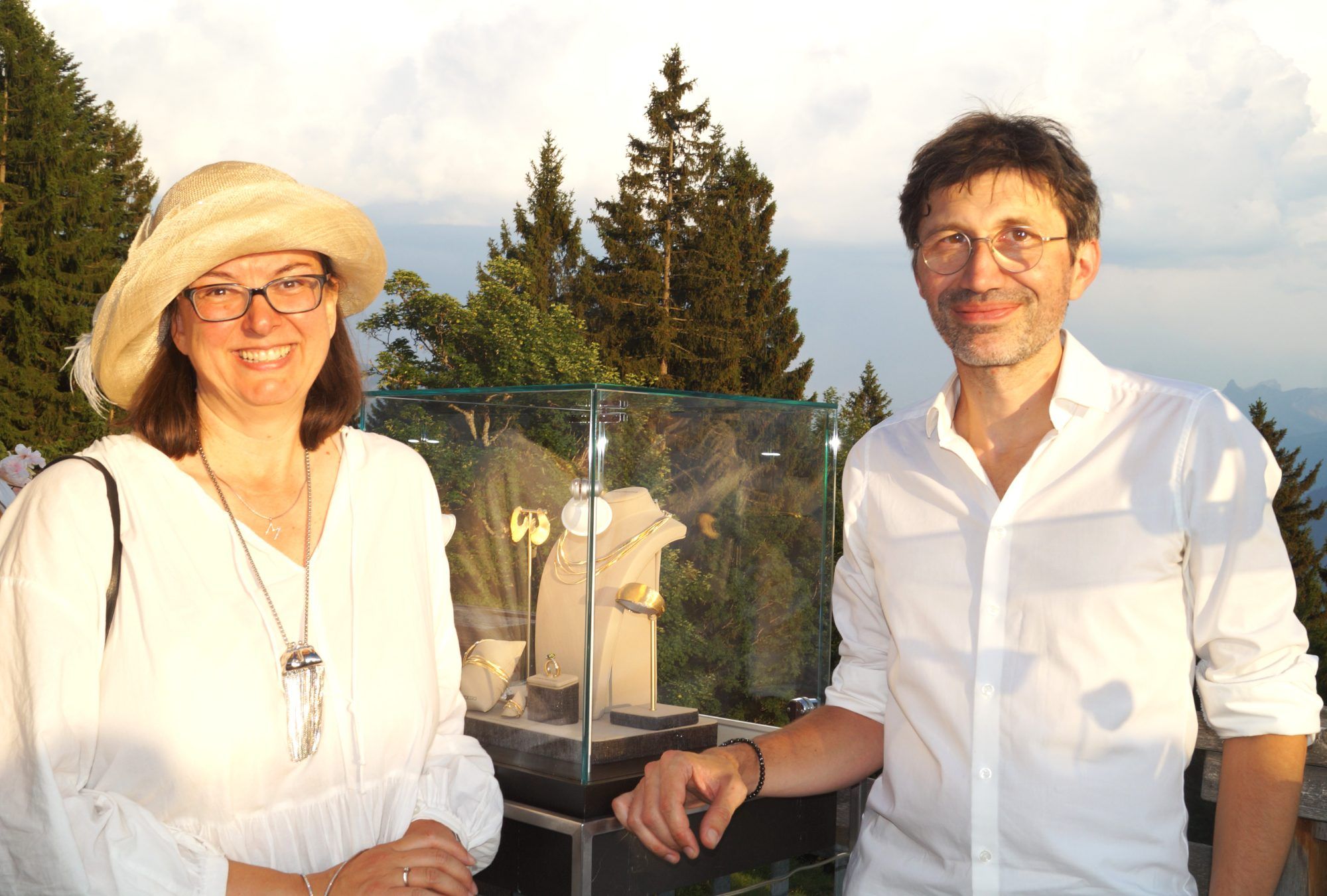 Margit Hinterholzer vom Musiktheater Vorarlberg und Juwelier Andreas Kopf