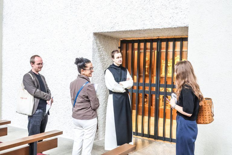 Ich verbrachte eine Nacht im Kloster und traf den wohl lustigsten Mönch Vorarlbergs