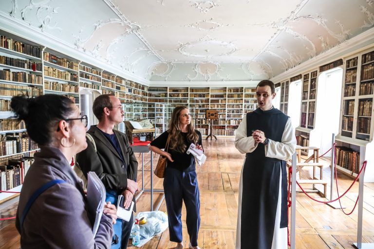 Ich verbrachte eine Nacht im Kloster und traf den wohl lustigsten Mönch Vorarlbergs