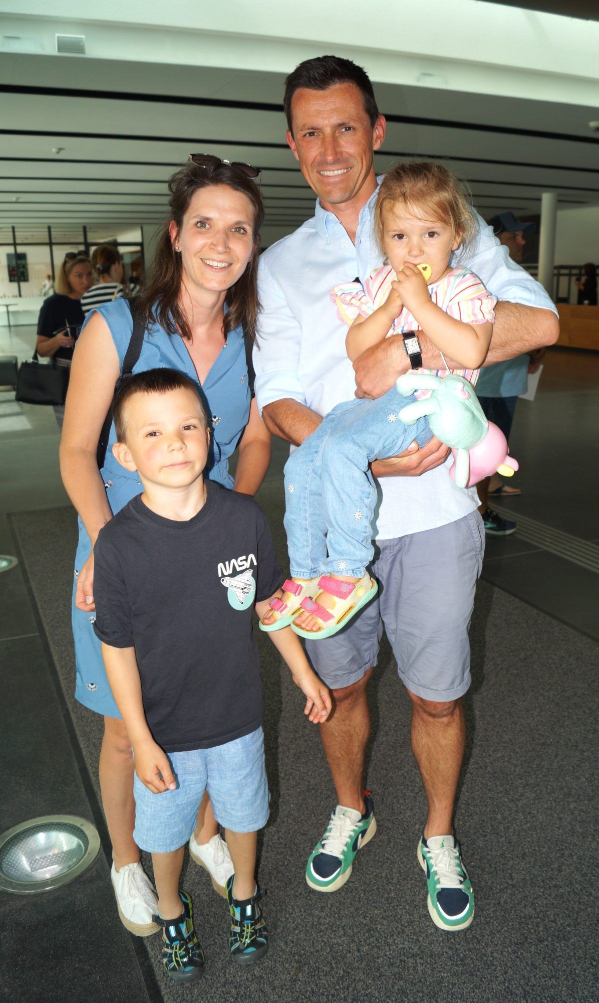 Linda Larissa Mathis und Simon Stoß mit Isabella und Julius