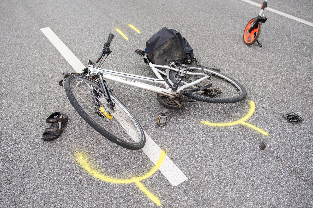 Bremshebel bohrt sich bei Fahrradsturz in Leiste von Mädchen
