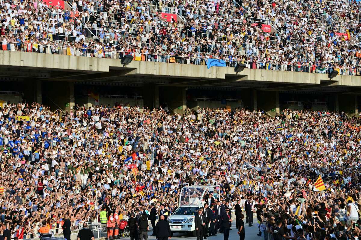 Papst hält Vigilie mit 40.000 Teilnehmern in Barcelona