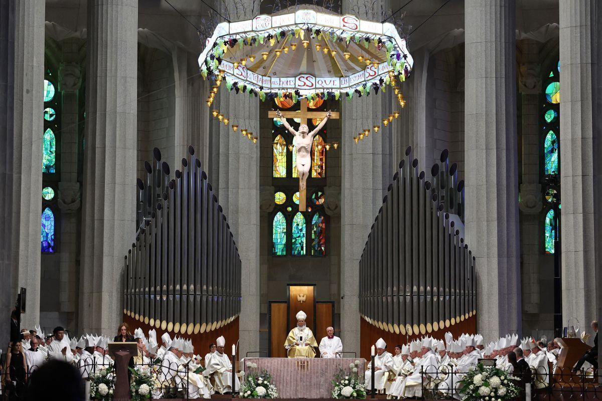 Papst segnet in Barcelona höchsten Kirchturm der Welt