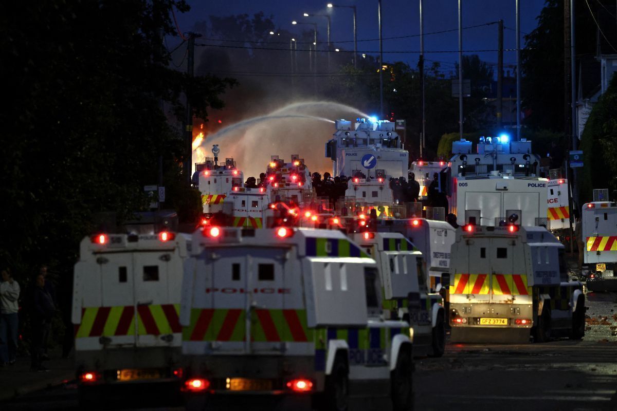 Polizei geht mit Wasserwerfern gegen Proteste in Belfast vor