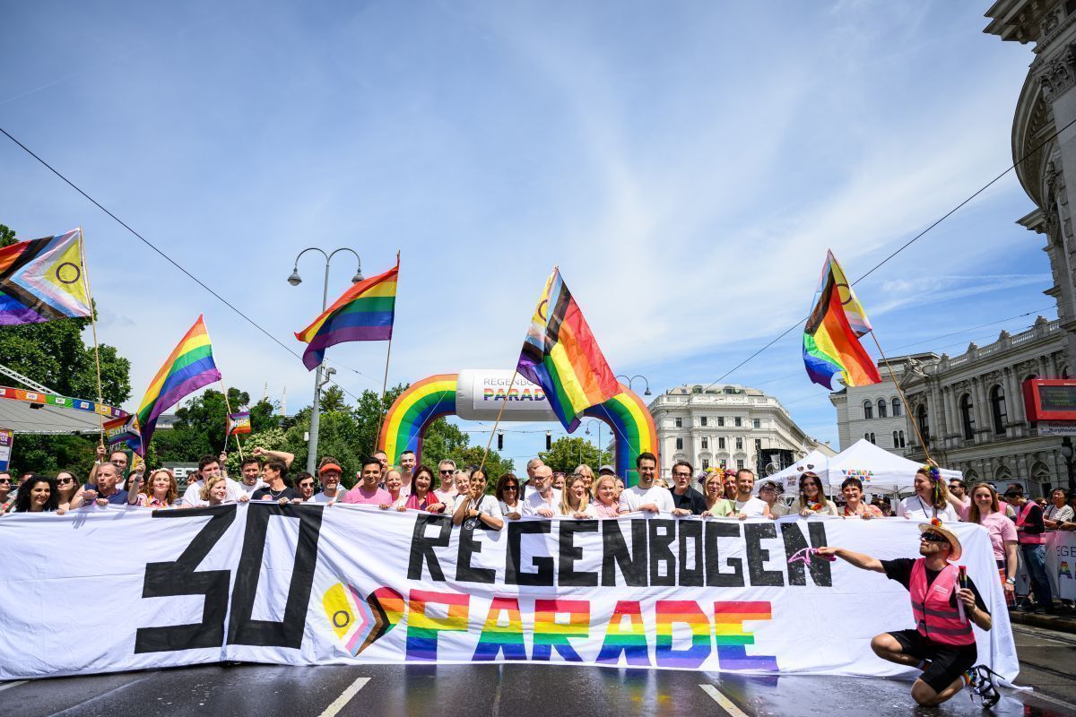 Zehntausende umrunden bei Regenbogenparade Ring trotz Regen