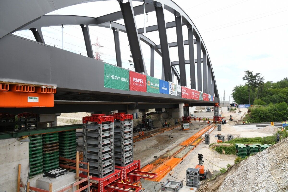 Neue Bahnbrücke über Welser Autobahn