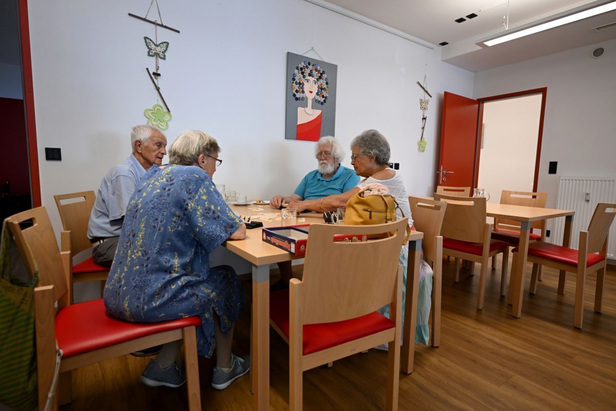 Ein Drittel der Senioren leidet zuhause unter Hitze