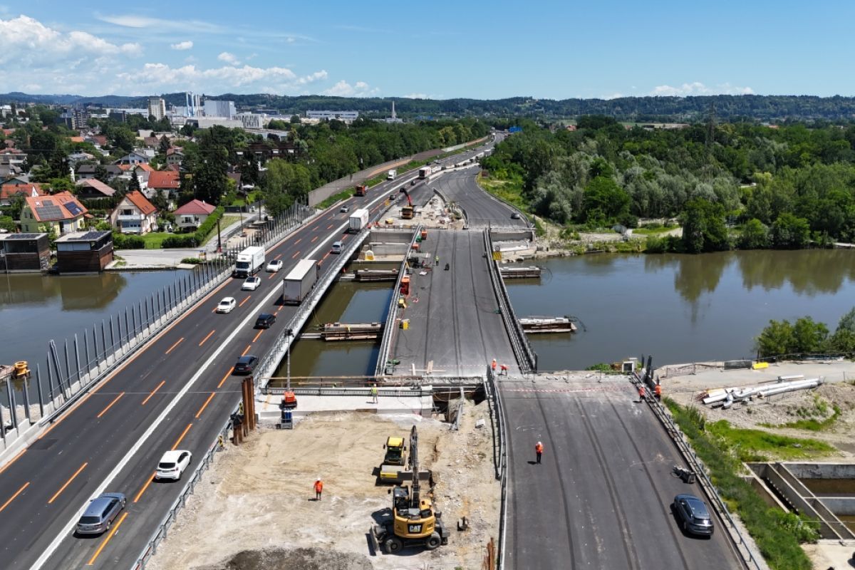 Neue Autobahn-Brücke nahe Graz erfolgreich verschoben