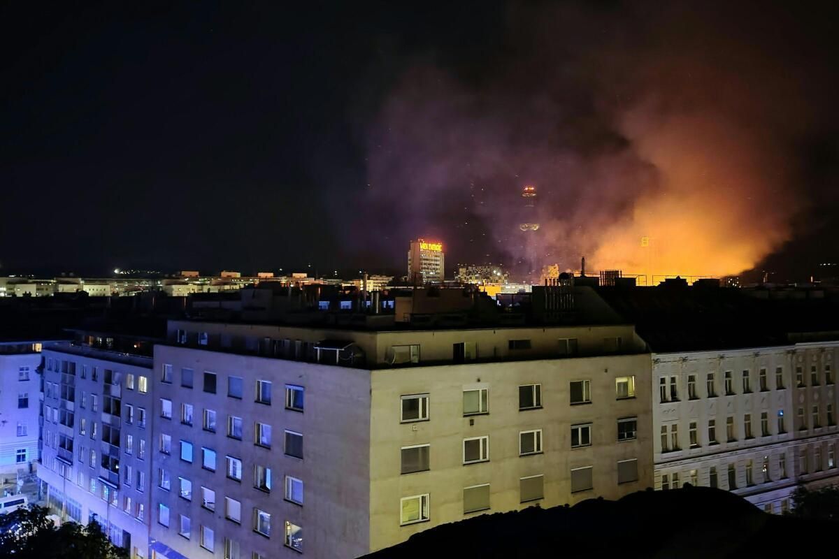 85 Menschen bei Dachbrand in Wien aus Wohnhaus evakuiert