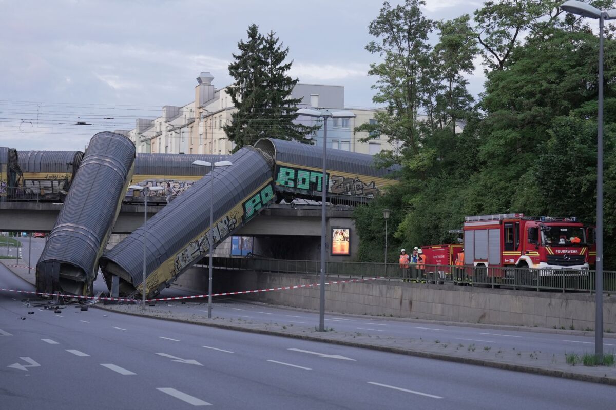 Güterzug stürzte in München fünf Meter tief von Brücke