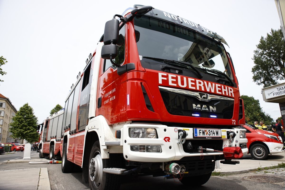 Blitz traf Stromleitung - Zwei Feuerwehrmänner verletzt