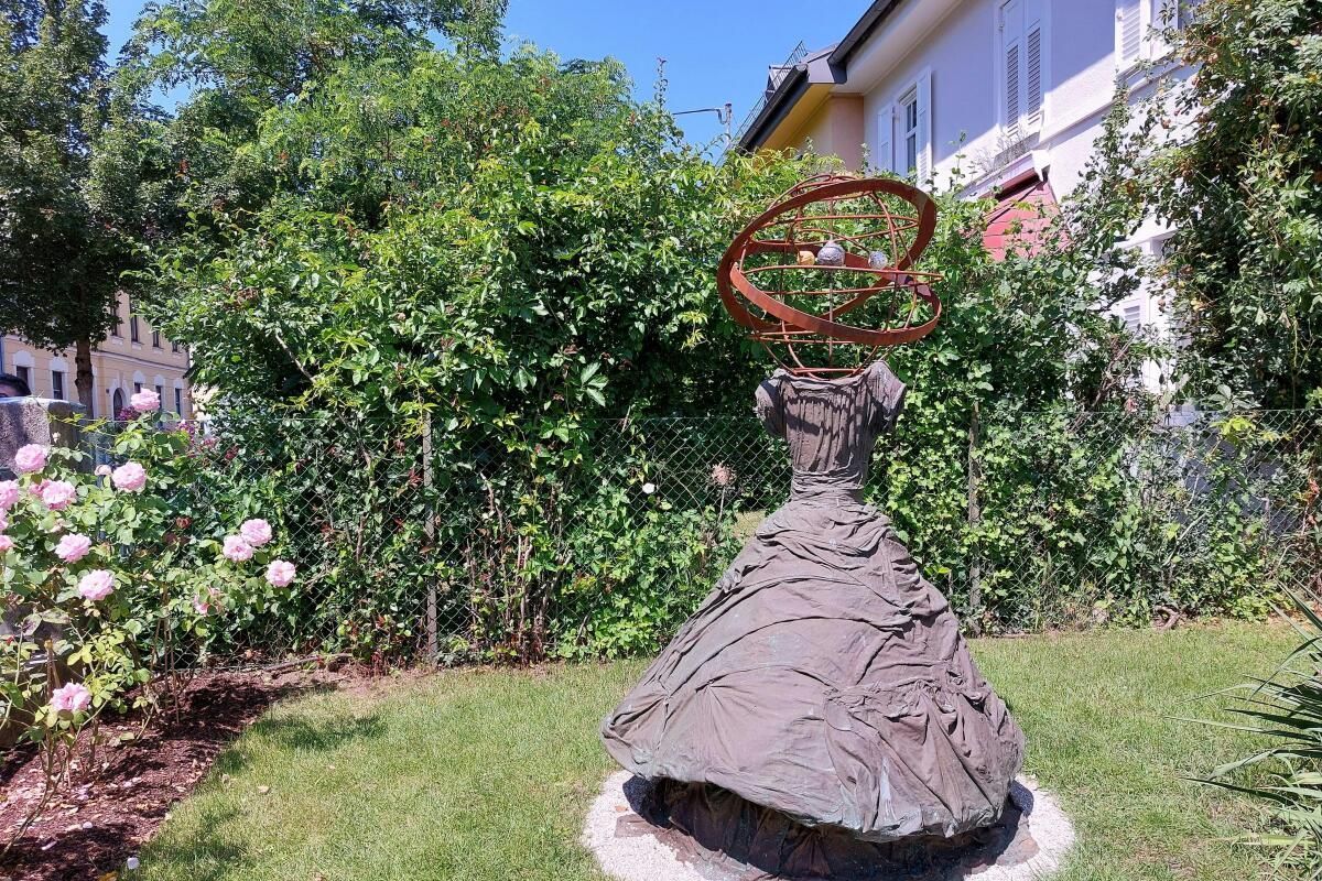 Kiefer-Skulptur zu Ehren Ingeborg Bachmanns enthüllt