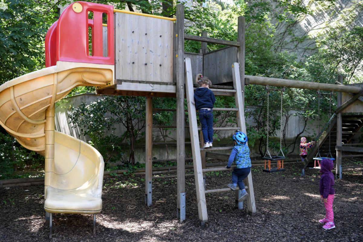 Wegwerfen von Zigaretten auf Spielplätzen bald verboten