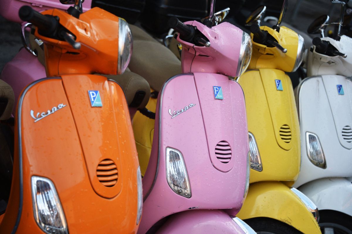 Feiern zu 80 Jahre Vespa in Rom mit vielen Österreichern