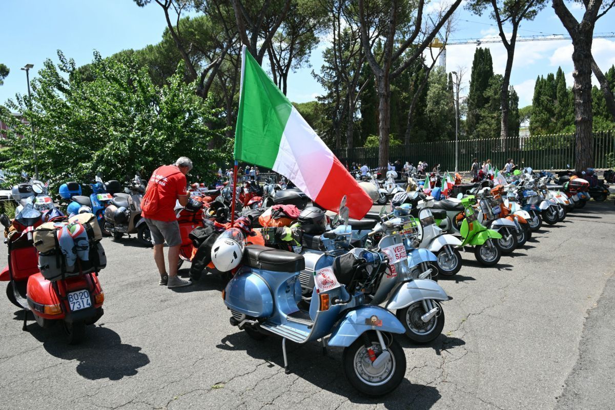 Vespa-Fans feiern in Rom 80. Geburtstag der Kultmarke