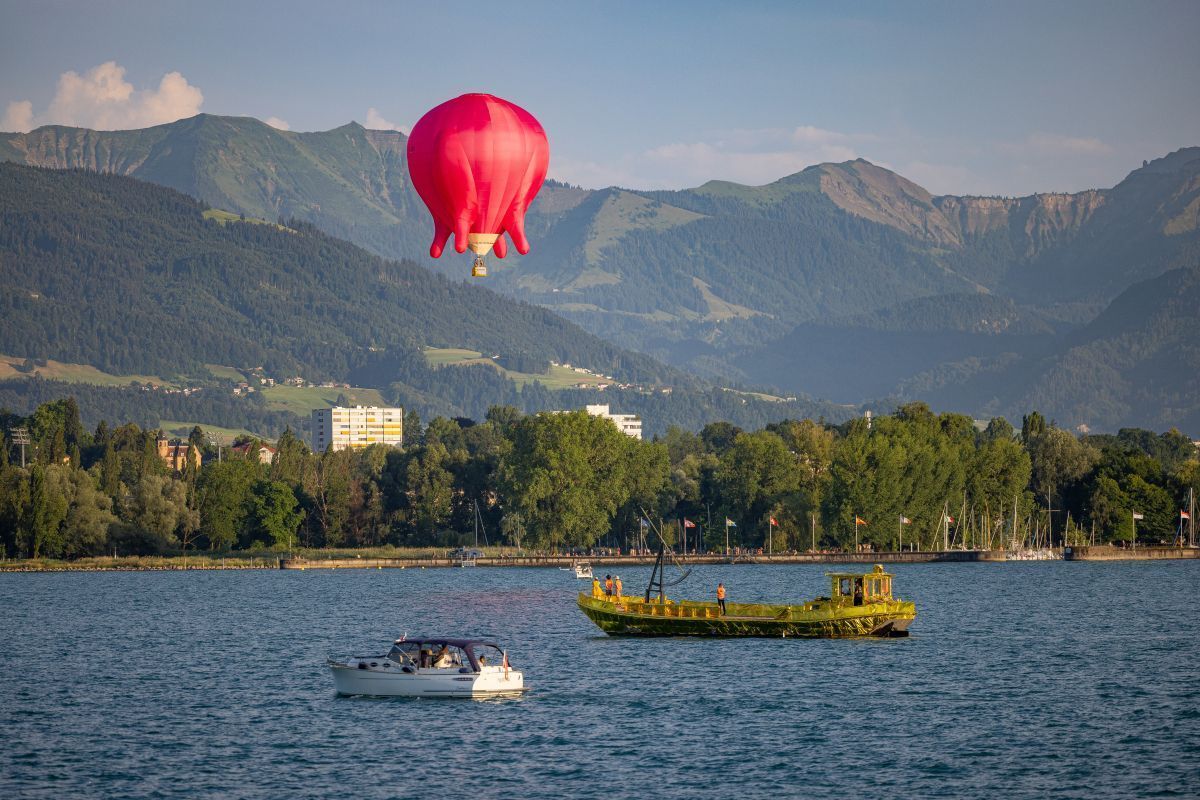 Nautische Kunstaktion mit rosa Euterballon am Bodensee