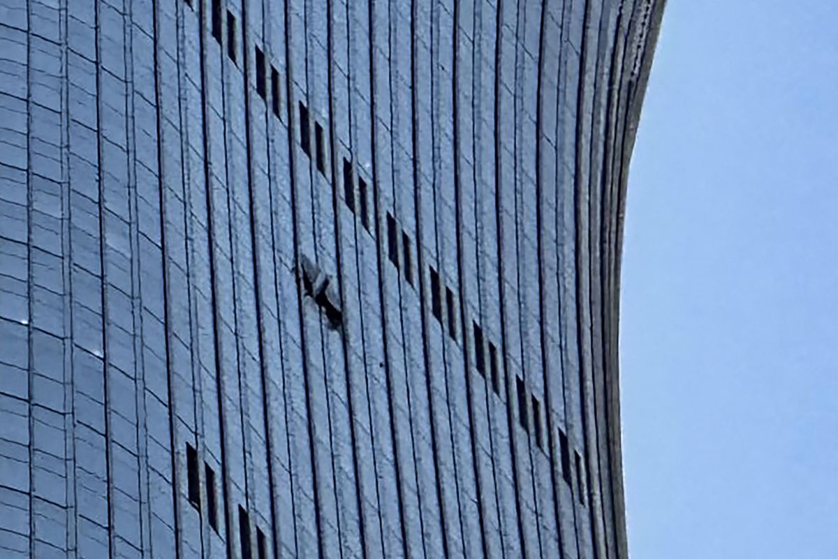 Kleinflugzeug gegen Hochhaus in Peking geprallt
