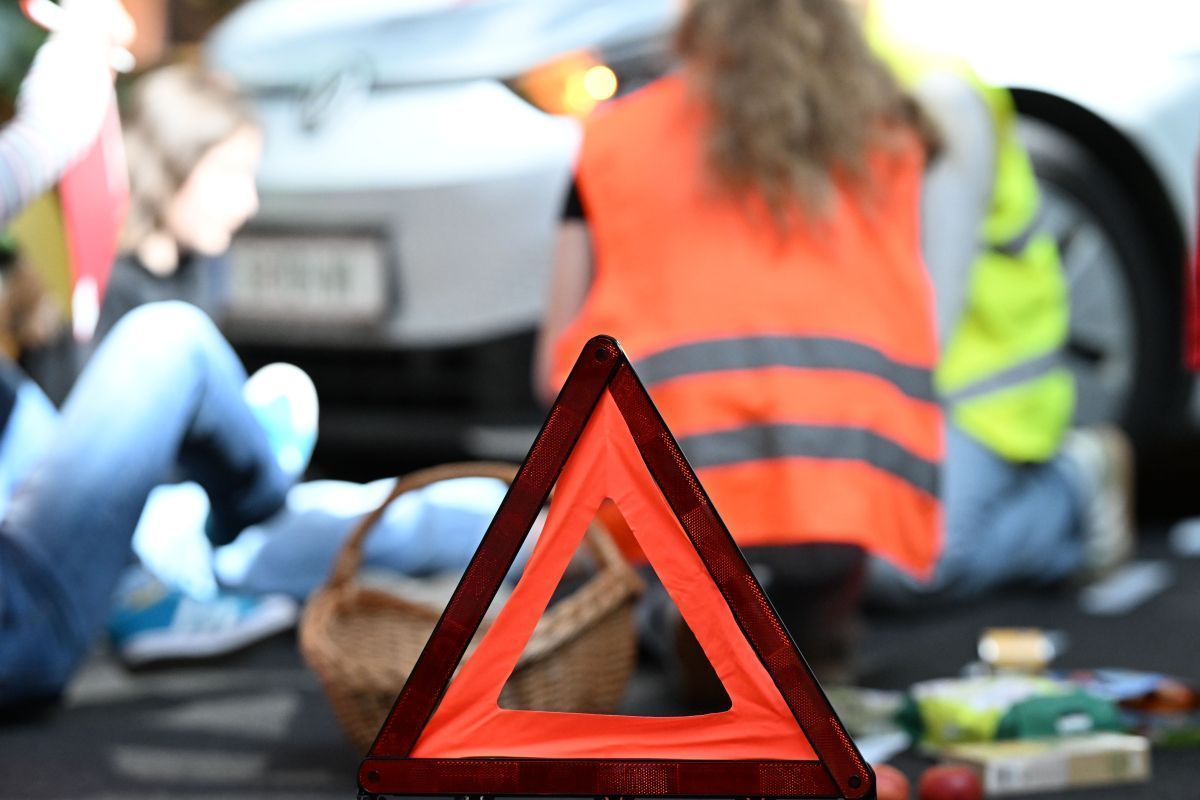 Mann half Lenker bei Autoreparatur: Von Fahrzeug erdrückt