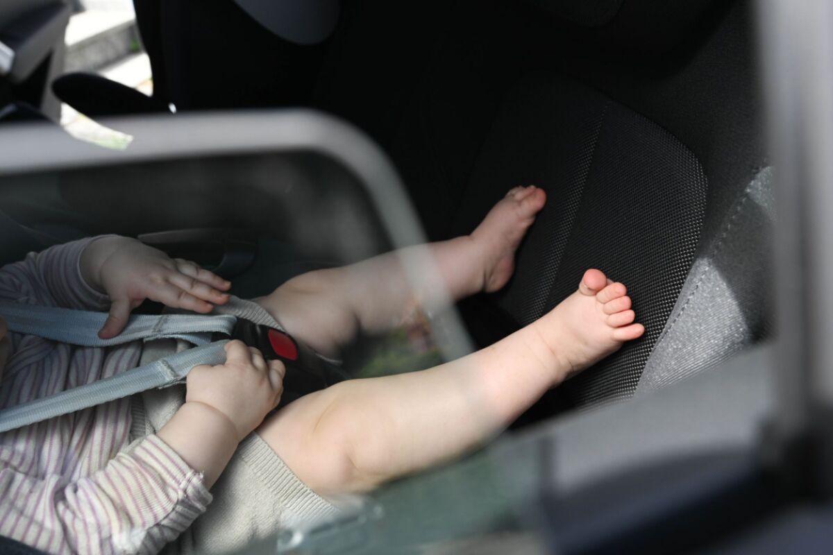 Baby sperrte sich in Deutschland selbst in heißes Auto ein