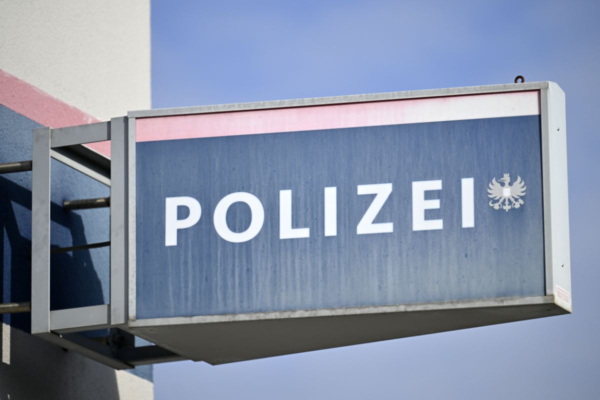Lenker von Transporter gabelte in Wien Roller-Fahrer auf