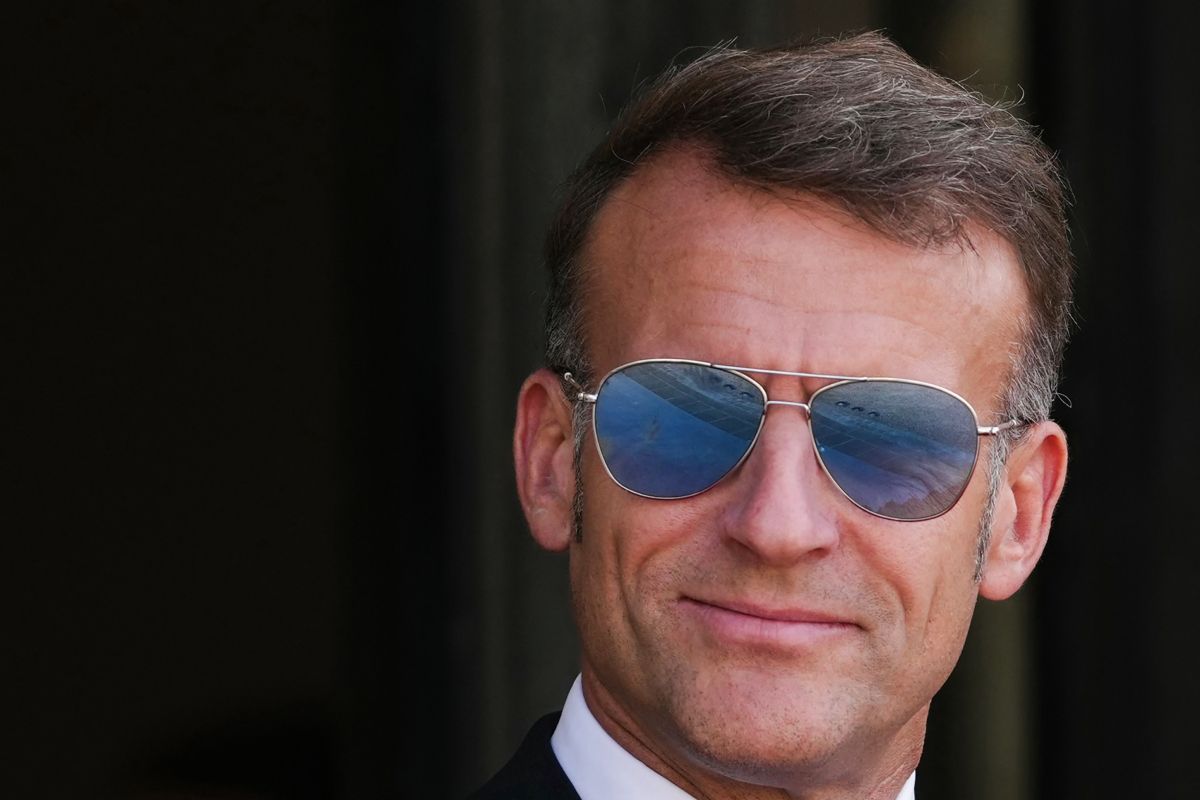 Macron trägt wieder Sonnenbrille
