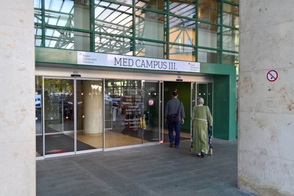 Gesunde Gebärmutter entfernt: KUK geht auf Patientin zu